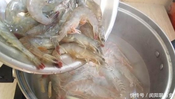 白水煮虾,放食盐还是白醋?大厨:都不对,这样做虾肉鲜嫩无腥味