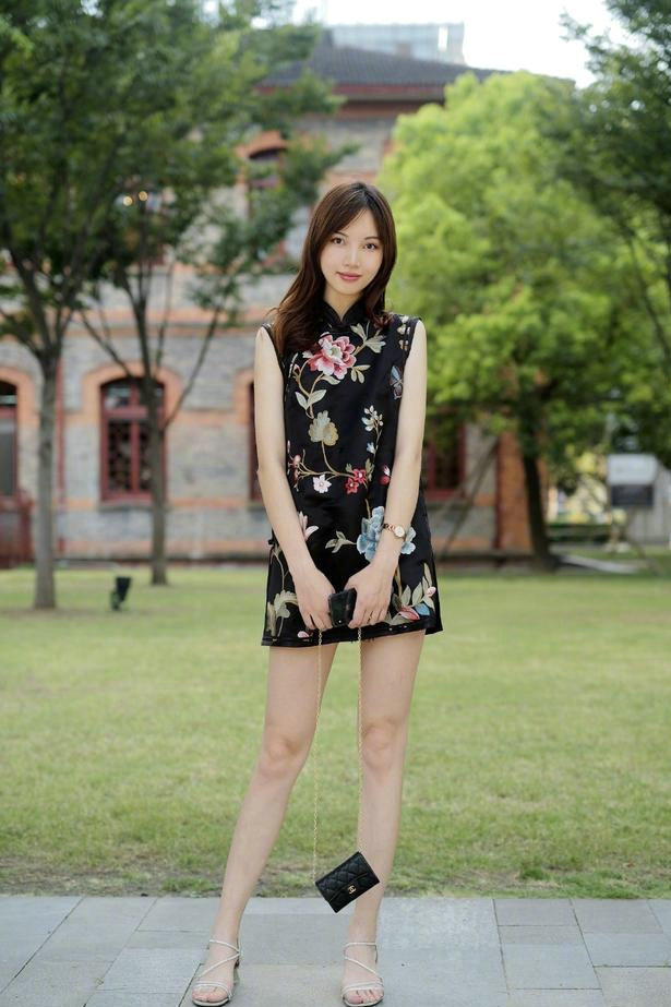 非常突然|美女街拍:红色的v领连衣裙,宽松的版型,穿出慵懒又气质的姿态