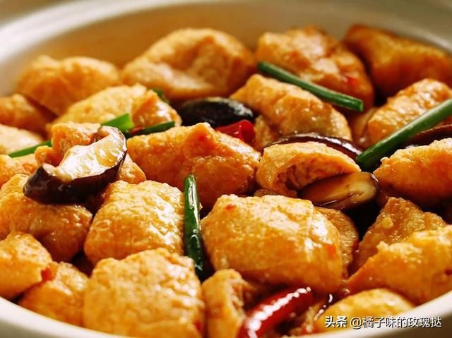 丝瓜鲫鱼汤|做法超简单的家常菜推荐：红烧油豆腐，丝瓜鲫鱼汤，蒜苗啤酒鸭