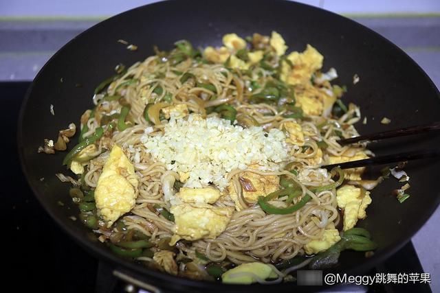 保鲜袋|夏天犯懒不爱做饭，10分钟搞定1锅鸡蛋青椒炒面，全家如狼似虎