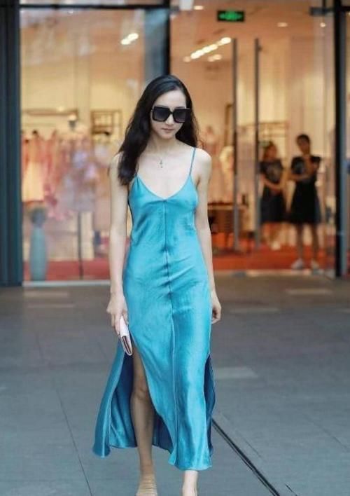 大长腿|身材丰腴美少妇，吊带开叉连衣裙，尽显气质优雅！