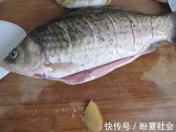 鲫鱼|鲫鱼炖豆腐的最简单做法,汤汁浓郁奶白,鱼肉鲜嫩不粘锅,吃不够