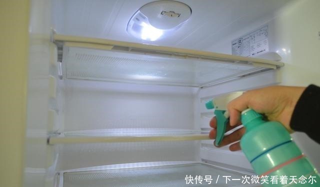 白醋|冰箱脏了不可用水擦,教你一个诀窍,冰箱污渍细菌全去除,真受用