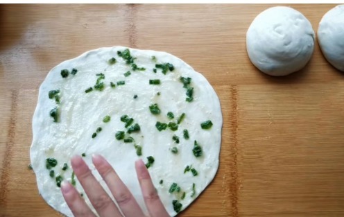 家常葱油饼这样做最好吃,掌握这2个秘诀,柔软多层,凉了也不硬