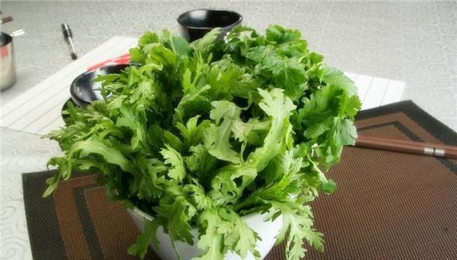 茼蒿|茼蒿的营养价值高,哪几类人不能吃?专家提醒:这几类人需要注意