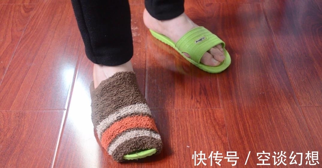 袜子有破洞别急着扔,把袜子套在拖鞋上有大作用,看完长见识了
