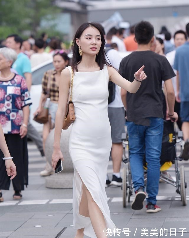 豆豆鞋 吊带裙知性又俏皮，展现闲适惬意的感觉，好有创意！