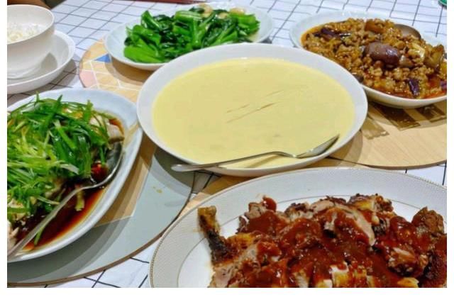 李乘德|胡杏儿上节目，留老公在家带三娃趴地上看电视！爸爸带娃靠谱吗？