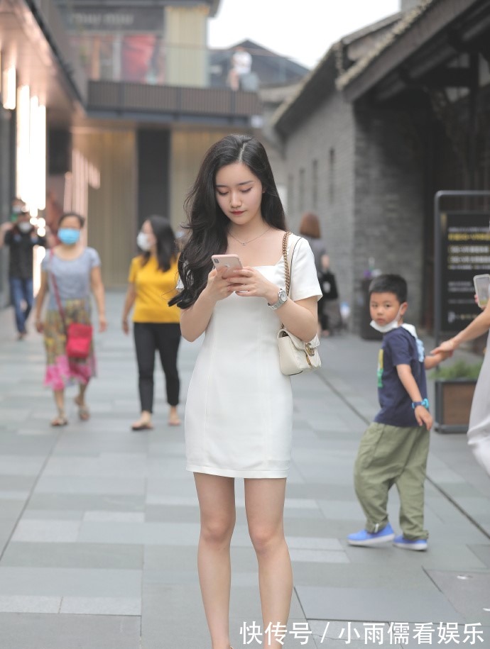 魅力|夏日靓女出街穿搭，选择白色小短裙，轻松展现成熟魅力！
