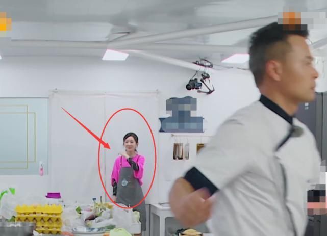 林大厨为打碎三个砂锅焦头烂额,谁注意赵丽颖在干啥怕是忘了有镜头