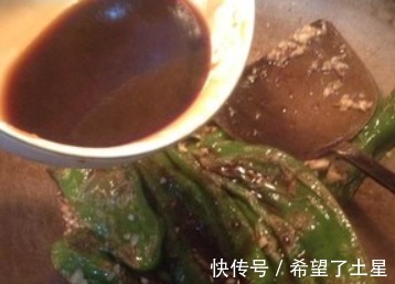 炒虎皮青椒，先放油，还是青椒很多人不懂，难怪青椒油腻不入味！