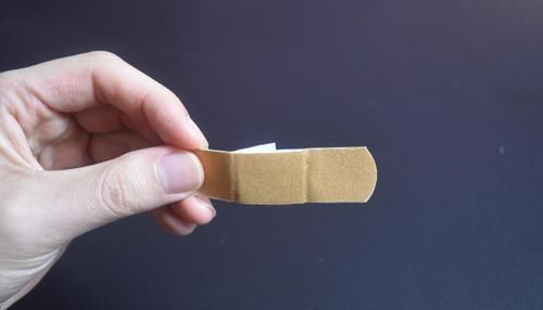 创可贴|今天才知道,创可贴除了用来止血,还有3个妙用,尽快告诉家人