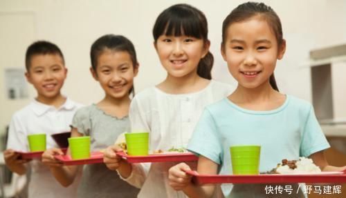 家长|天天喝牛奶就能长高吗?家长别被误导了,有些真相很“残酷”