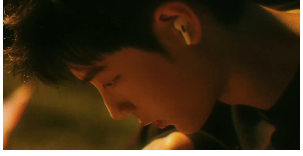 肖战放风筝氛围感大片来袭，是童心未眠，也是压抑太久的天性释放