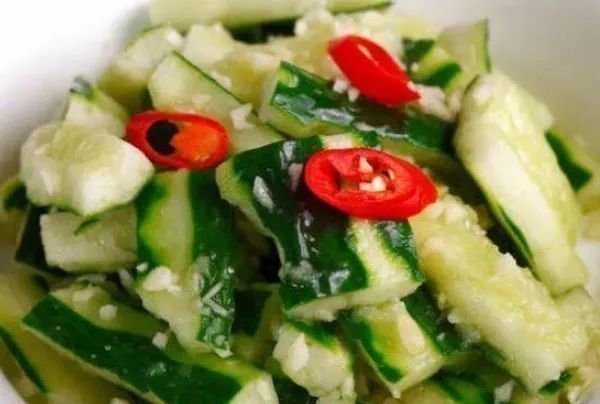 腌黄瓜|告诫大家一根黄瓜,一家四口全住院吃黄瓜的4个禁忌要牢记,别再忽视了