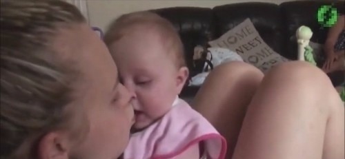 上宝|宝妈跟宝宝玩亲亲,宝宝一脸嫌弃,接下的动作网友笑出了声。
