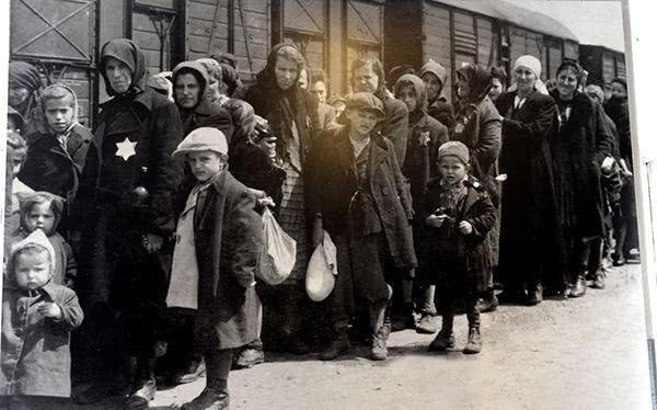 看守|美军解放了德国一座集中营，在见到“看押犯”后，怒杀数百名看守