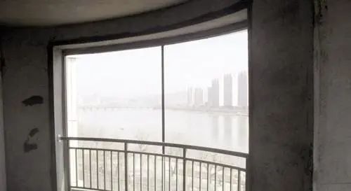 阳台|阳台封了，原来的护栏有必要拆吗？看了朋友的做法，有答案了