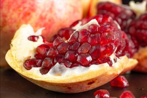 成熟度|秋天吃石榴好处多,买石榴别专挑大的,牢记3个要点,鲜甜又多汁