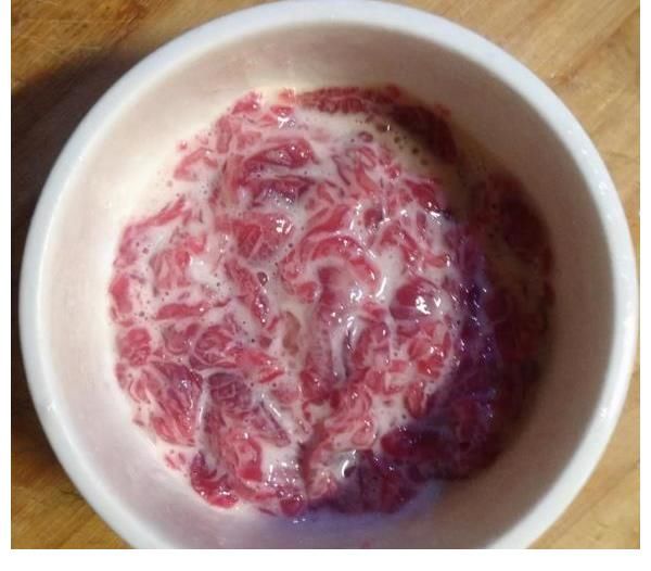 干辣椒|夏至过后，教你一道口水酸菜牛肉，用汤拌饭开胃解腻，营养十足。