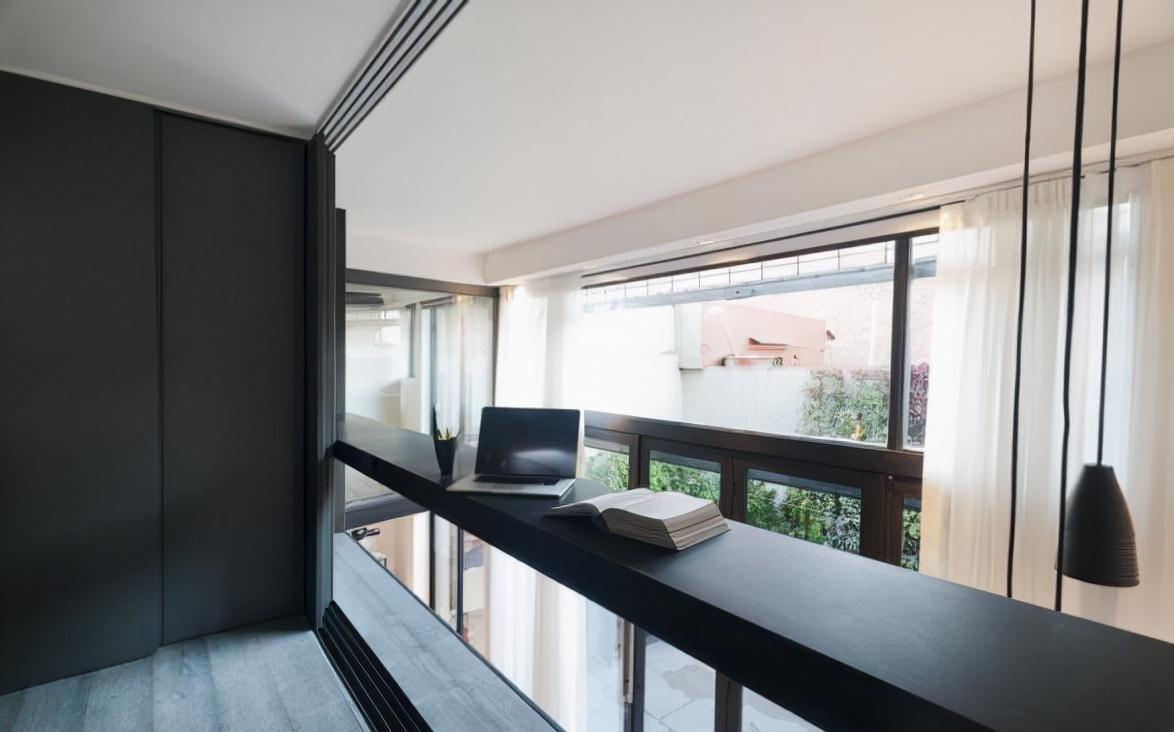 隔板|买复式二楼不装玻璃护栏,横着装一排隔板,既是书桌也能保证安全