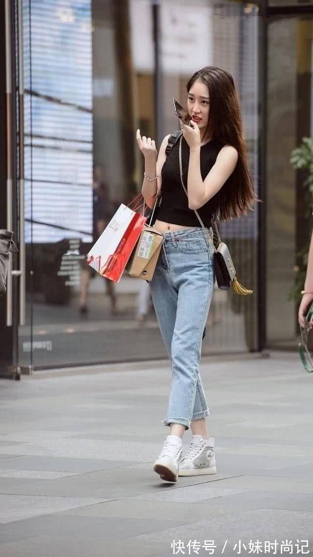 小姐姐|街拍:时尚姐妹花,牛仔裤与连衣裙各显风姿,时尚又显清纯气质