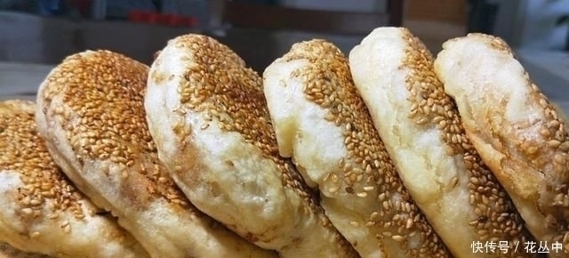 烧饼|芝麻烧饼这样做真香,不揉不擀面,更不用调油酥,出锅一盘不够吃