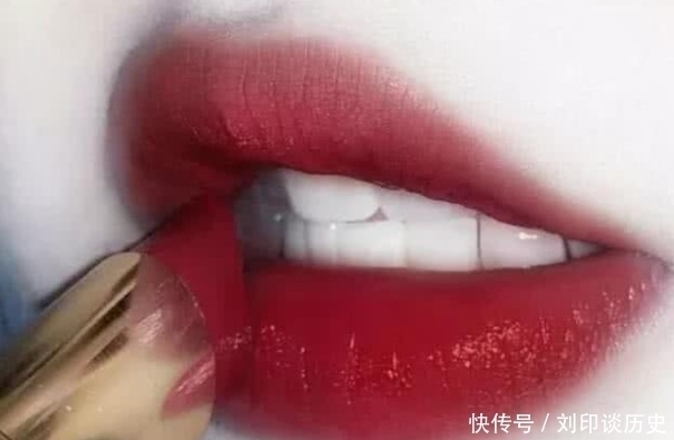 嘴唇|涂口红时千万别“直接抿”,化妆达人教你3招,既好看又“不沾杯”!