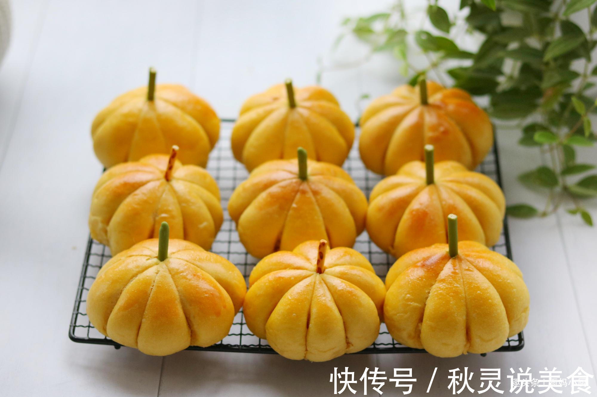 南瓜别煮粥了,加点面粉做此物,色泽金黄又营养,大小朋友都爱吃