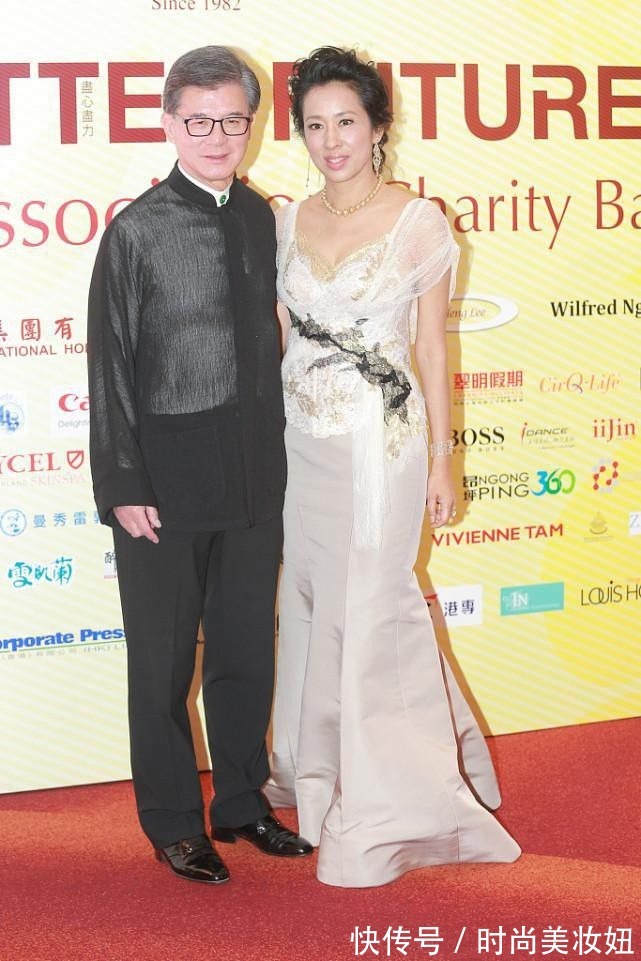 穿搭 朱玲玲这回放开穿了,吊带衫配半身裙真优雅,露出小肚子好抢镜