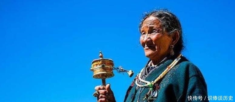 常见|西藏街头常见手摇各色转经筒的藏民,他们不离手的转经筒,究竟在转什么?
