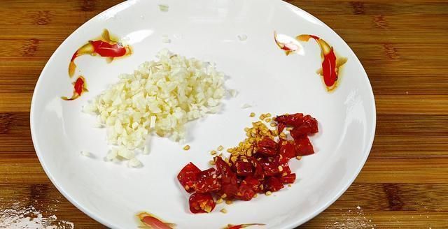 炒丝瓜时不要直接下锅,难怪丝瓜发黑又出水,早懂早受益