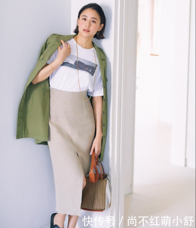 女人|真正“会穿”的女人，穿T恤很少花里胡哨，还是这样搭配更高级