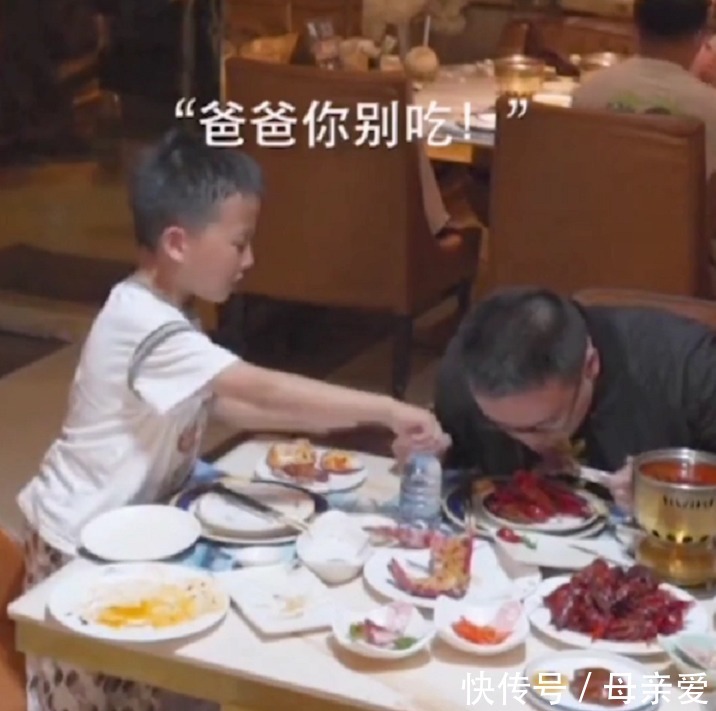 垃圾桶|儿子偷偷把自助餐倒进垃圾桶,父亲的做法挽救了孩子的一生