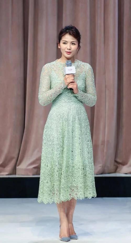 女人到了中年,要少穿这3种“老龄色”,妈妈们喜欢买其实很土气