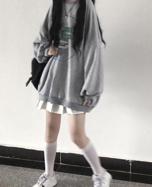 下装的选择|春天卫衣别搭紧身裤了,如今网红都爱“chic风”,又潮又个性