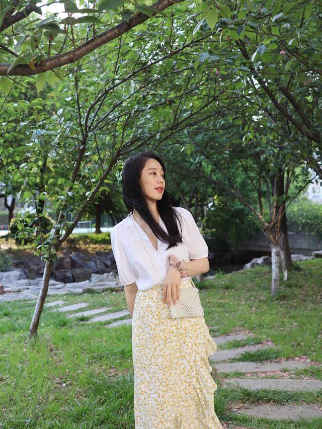 小蛮腰|初秋,2、30岁小姑娘这样穿,衬衫配印花裙简约洋气,氛围感十足