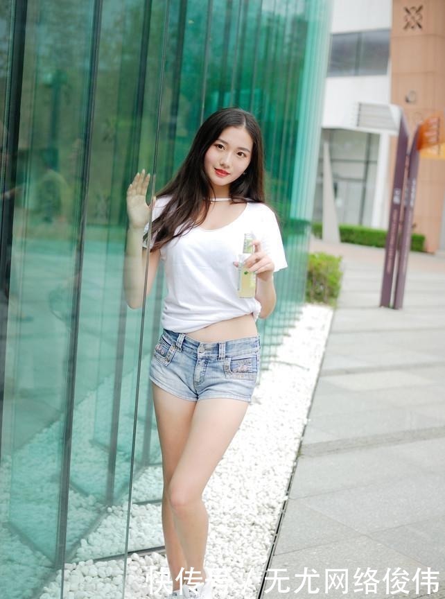 街拍:两个小姐姐喝汽水一起逛街,这对闺蜜哪个搭配得更好?