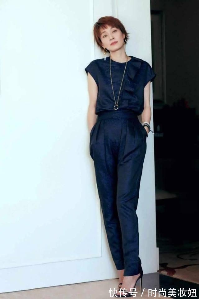 外套 马伊琍衣品越来越好,穿牛仔外套配工装裤,洋气减龄又时髦