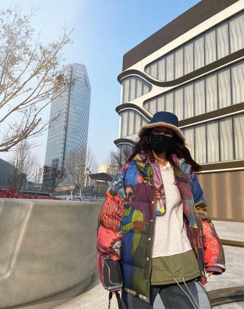 刘雯“全身都是戏”，为了显潮范穿满印外套不够，连卫衣都要拼色