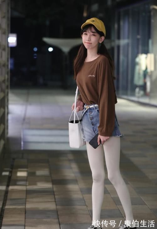 大长腿|街拍小姐姐一条卫衣裙,白色的款式很百搭,尽显时尚魅力