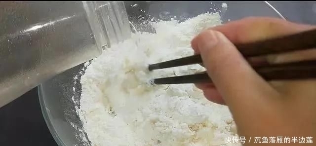 这个“饼”3天不吃就想的慌，金黄酥脆，又香又解馋，做法超简单