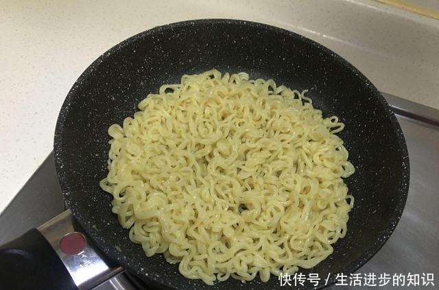 早餐面条这样做,加两鸡蛋平底锅煎一煎五分钟就上桌,解馋还顶饱