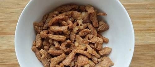 炒猪肉时,先放油还是先放肉?很多人都搞错了,难怪肉又老又硬