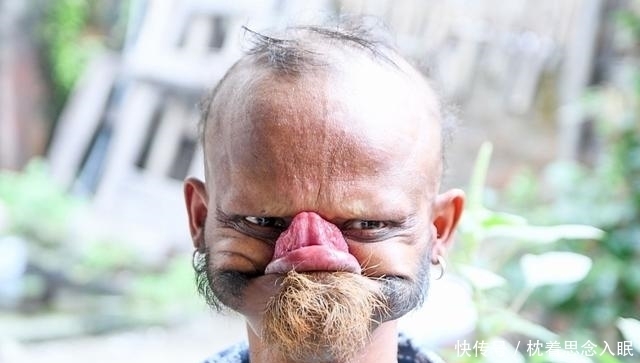 网友戏称:踩着凳子能舔到自己的鼻子,校车司机真的做到了