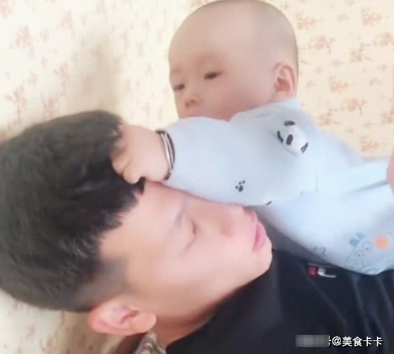 爸爸|这就是爸爸带孩子,一边玩游戏一边带娃,妈妈在一旁要气炸了