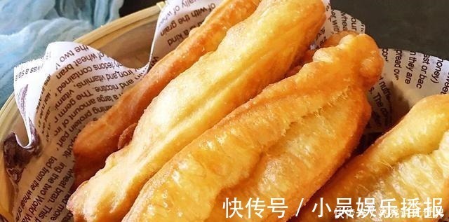 油条店大厨教你炸油条,不放酵母,个个金黄酥脆,凉了也是软乎的