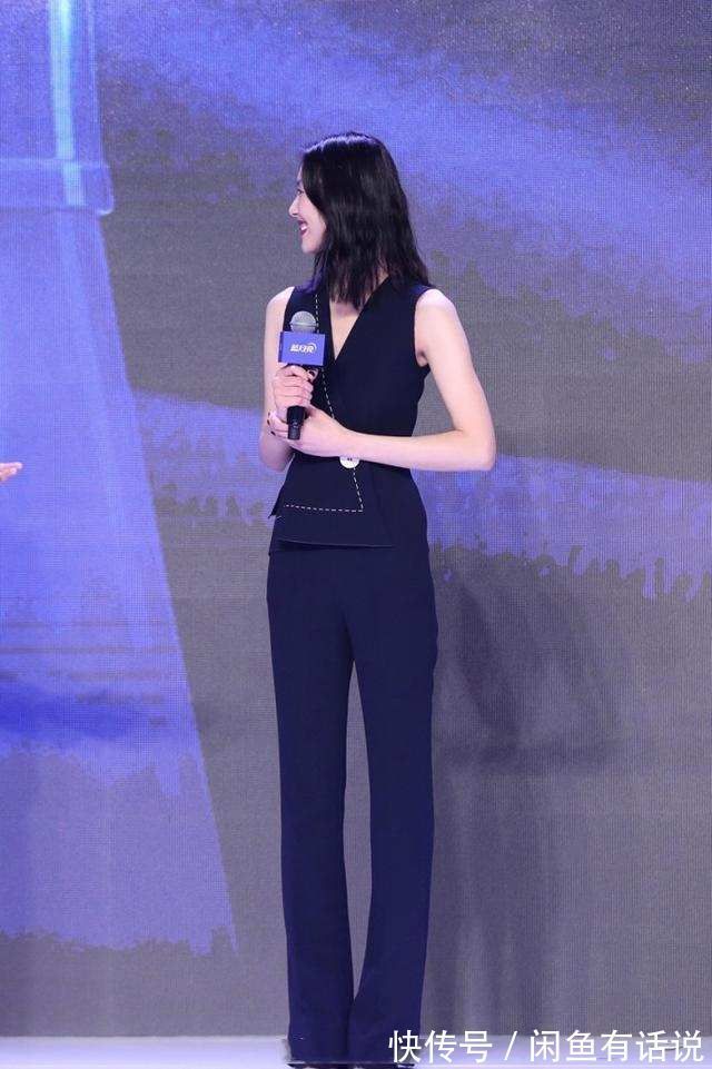 穿搭|刘雯气质真好!烫老土的“阿姨卷”也不显老,配连体裤还有高级感