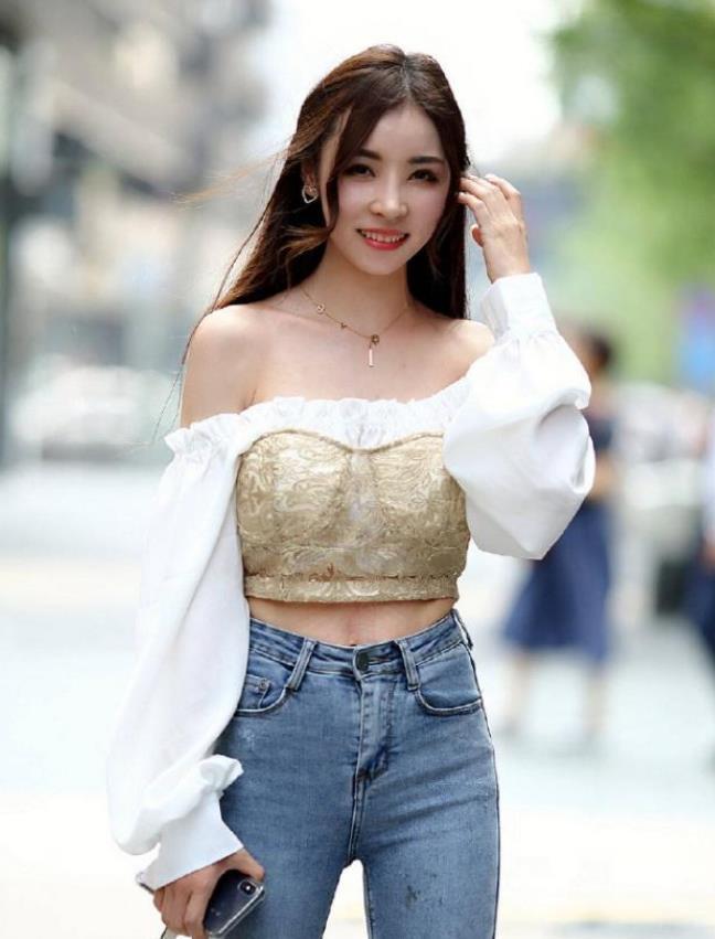 百褶裙|街拍小姐姐时尚的针织衫搭配百褶裙，非常有气质，少女感十足
