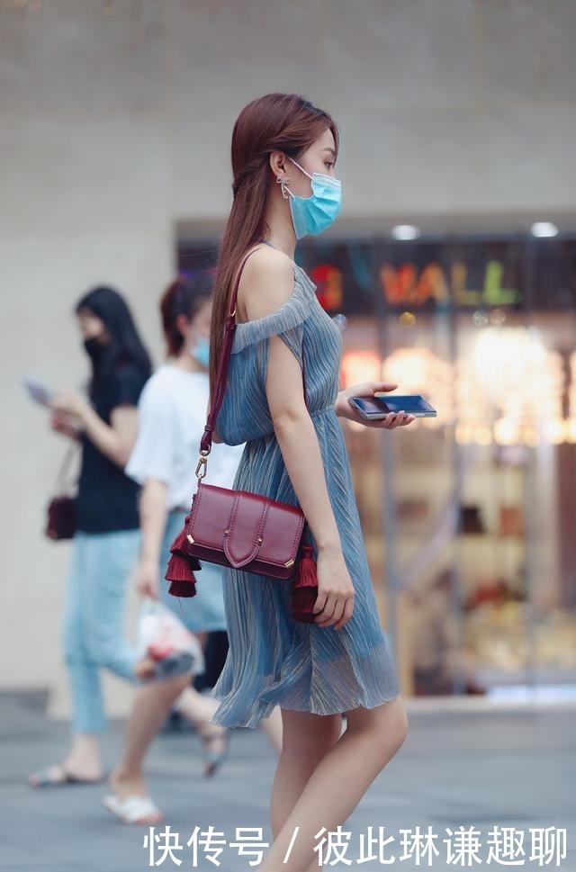 选蓝色裙子的美女,就是要成熟稳重,大气上档次的效果